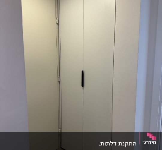 דלתות ארון לבנות עם ידית שחורה ודלת צדדית